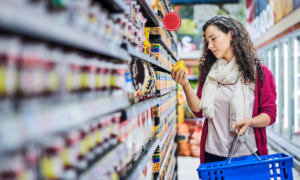 Une femme dans un super marché