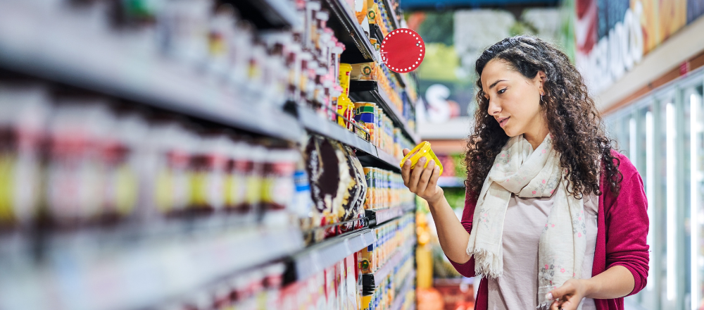 Une femme dans un super marché