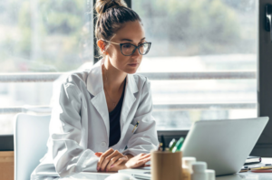 Une femme dans un bureau