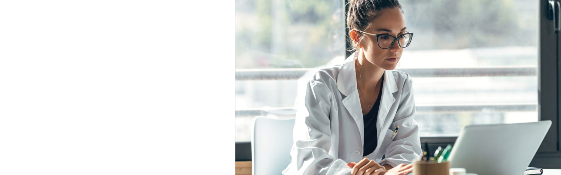 Une femme dans un bureau